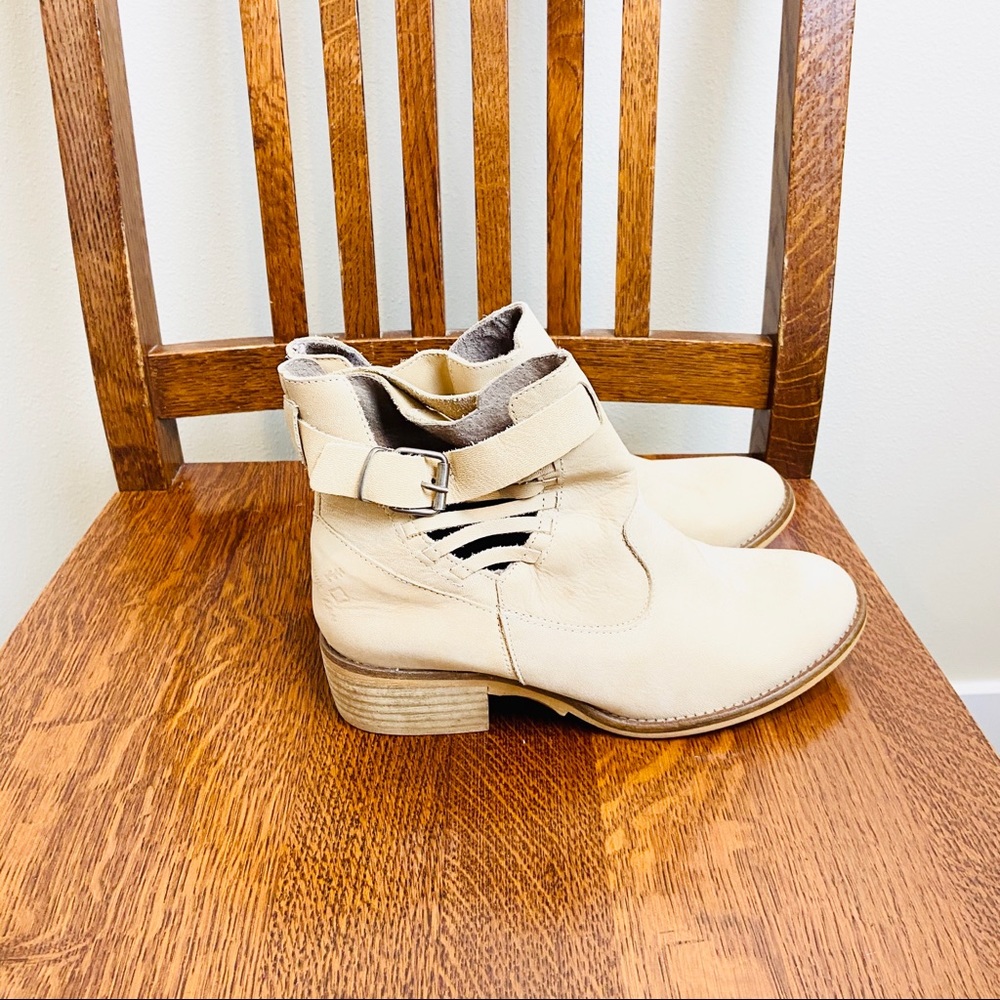 Coolway Suede cutout booties New without tags